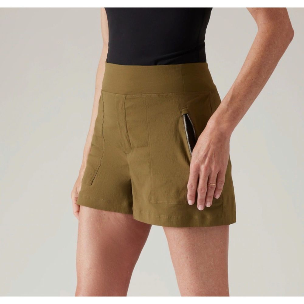 ATHLETA Beige Zipper Pockets Trekkie North Short